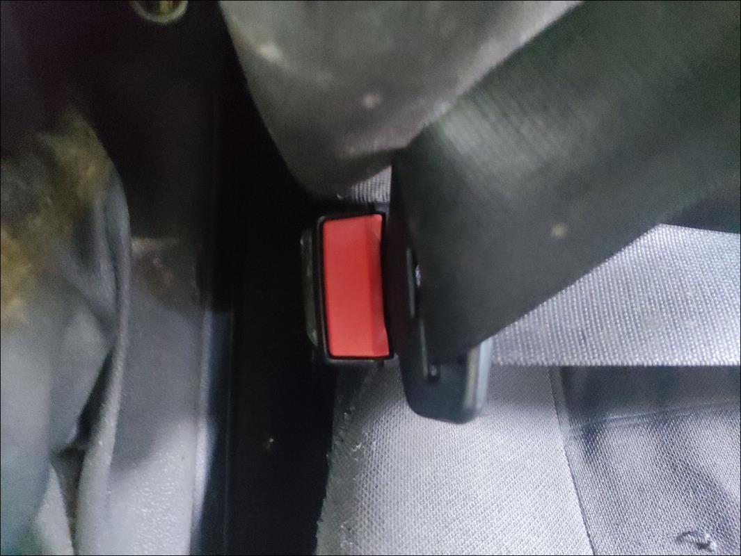 Attache ceinture avant gauche
