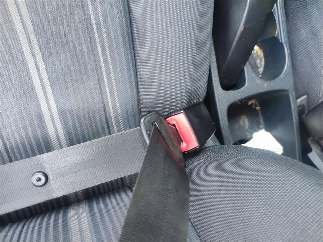 Attache ceinture avant gauche