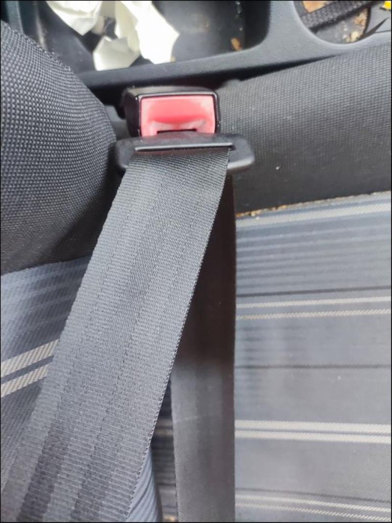 Attache ceinture avant droit