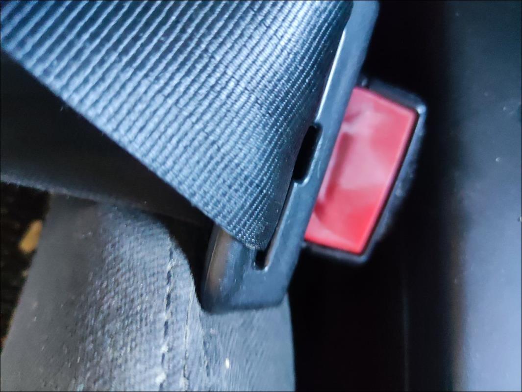Attache ceinture avant droit