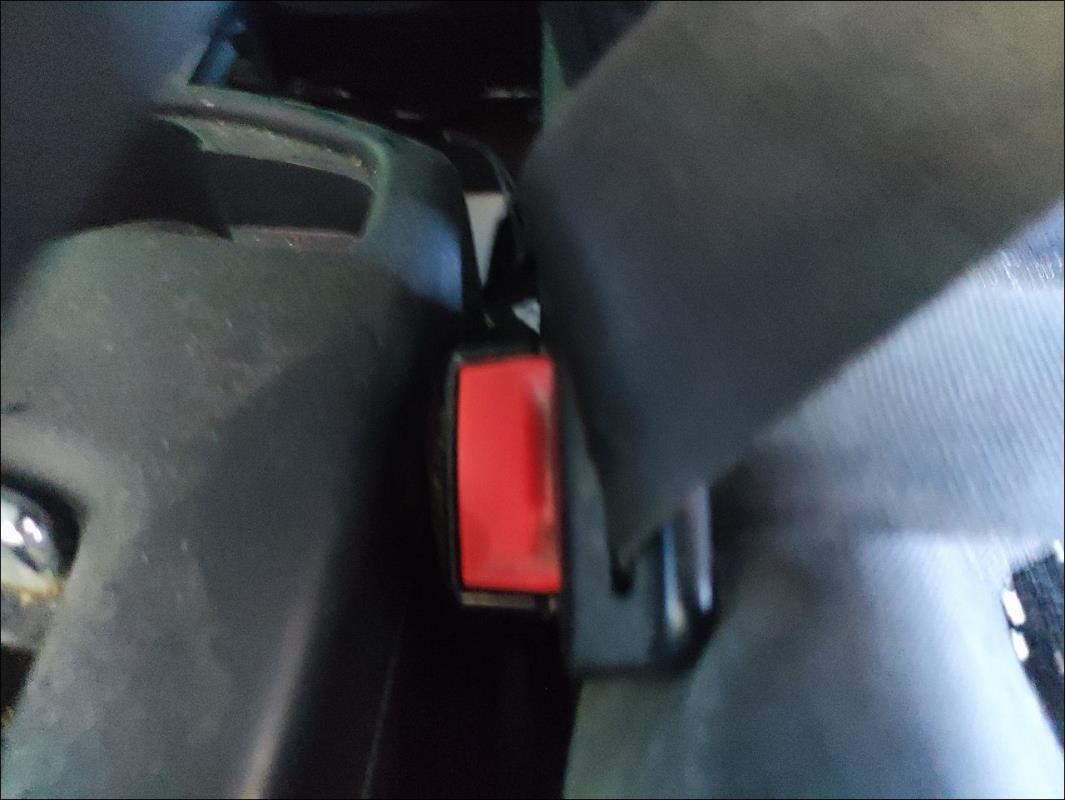 Attache ceinture avant gauche