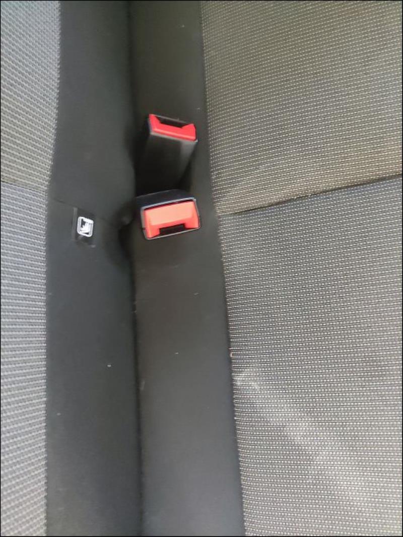 Attache ceinture arriere droit
