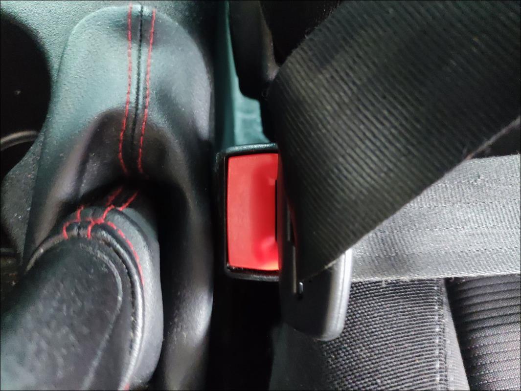 Attache ceinture avant gauche