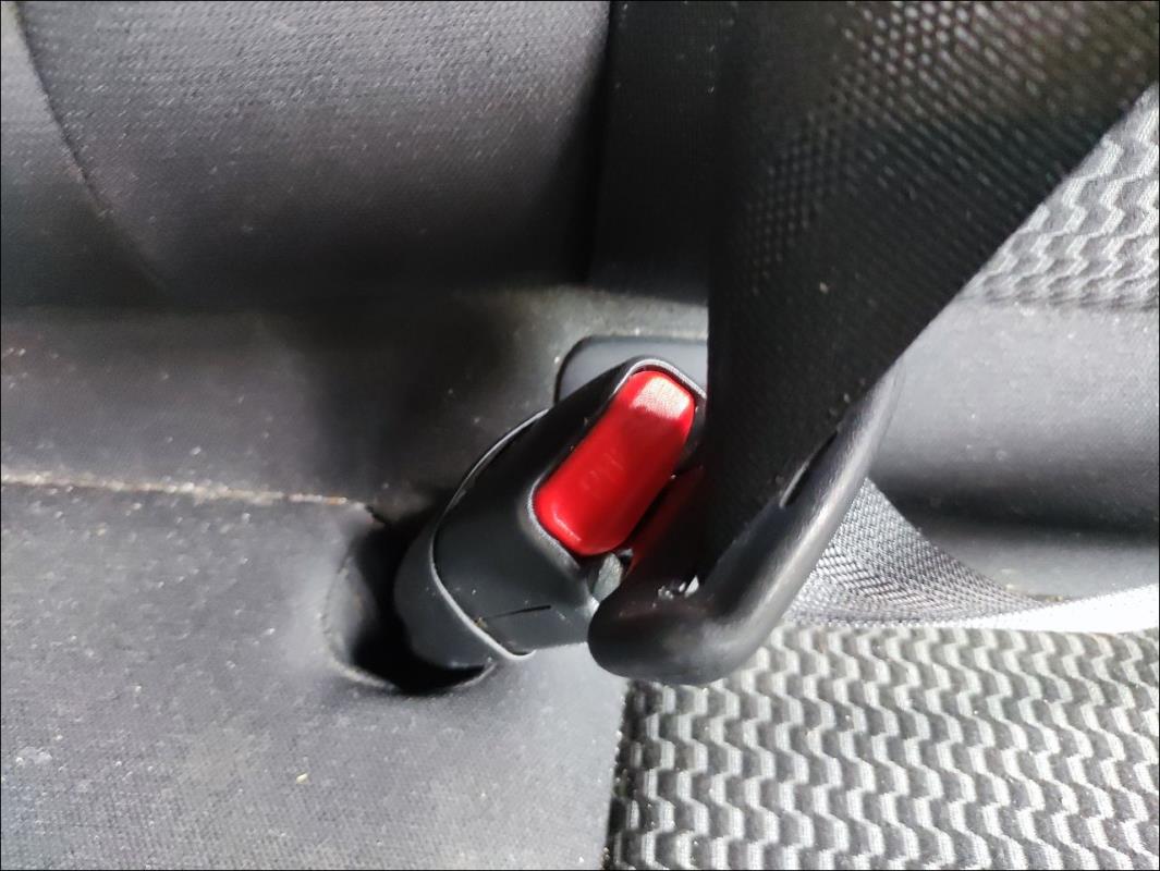 Attache ceinture arriere gauche