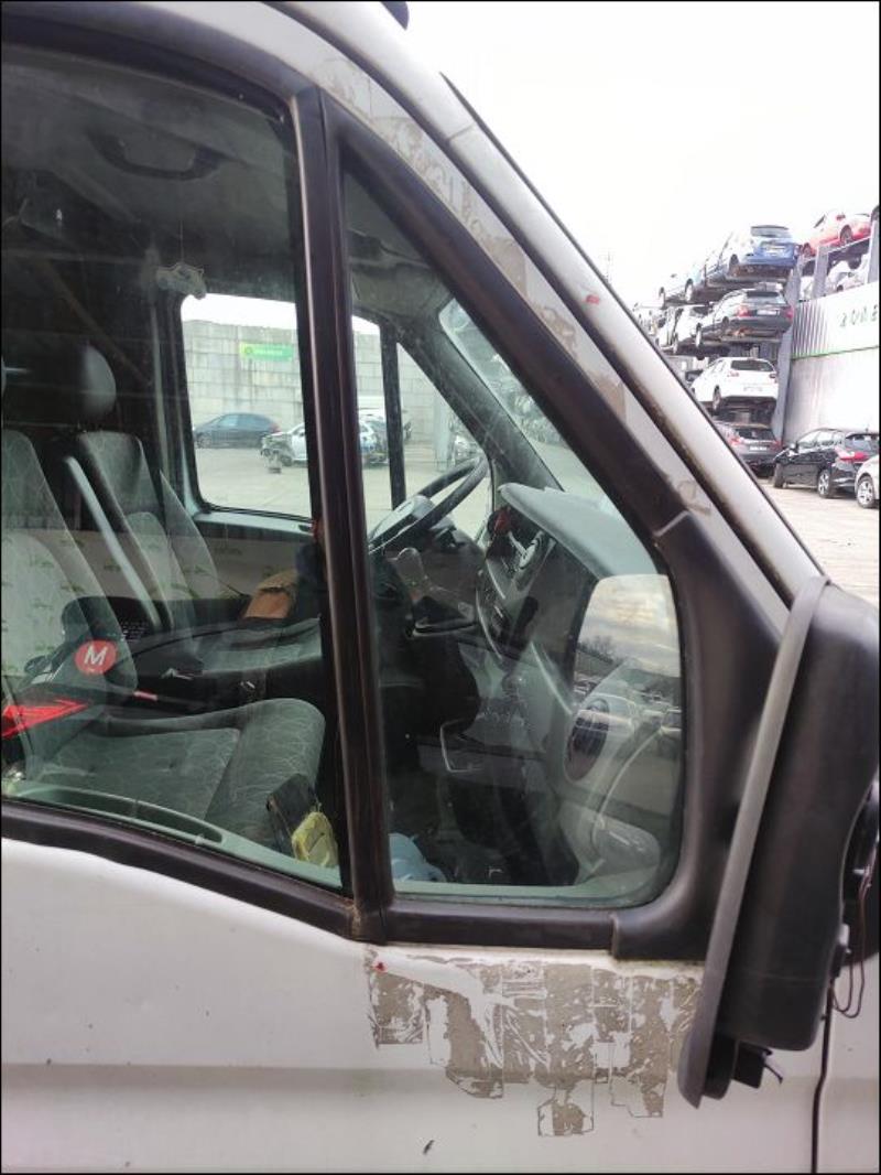 Custode avant droit (porte)