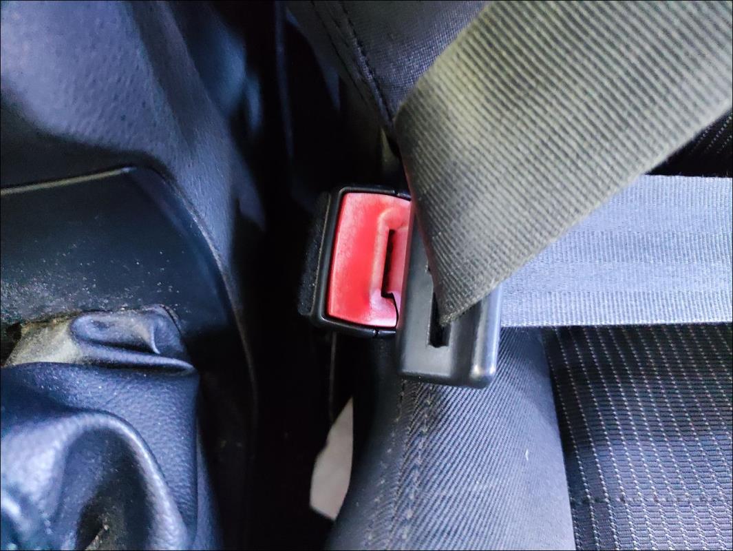 Attache ceinture avant gauche