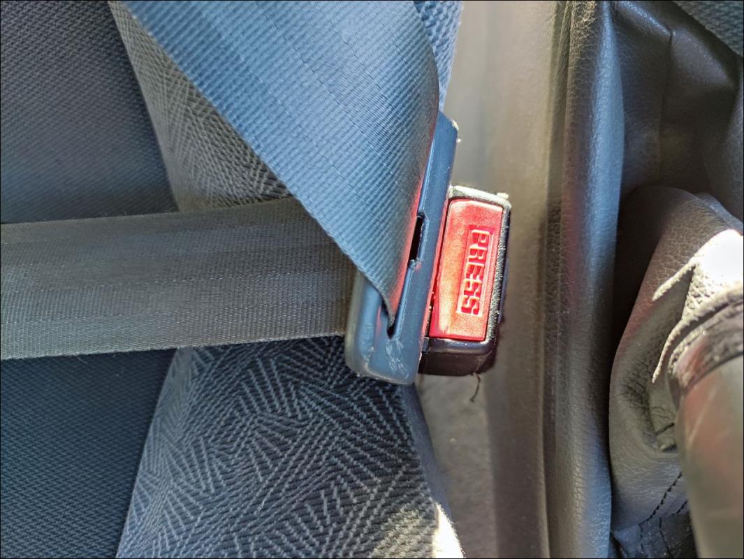 Attache ceinture avant droit