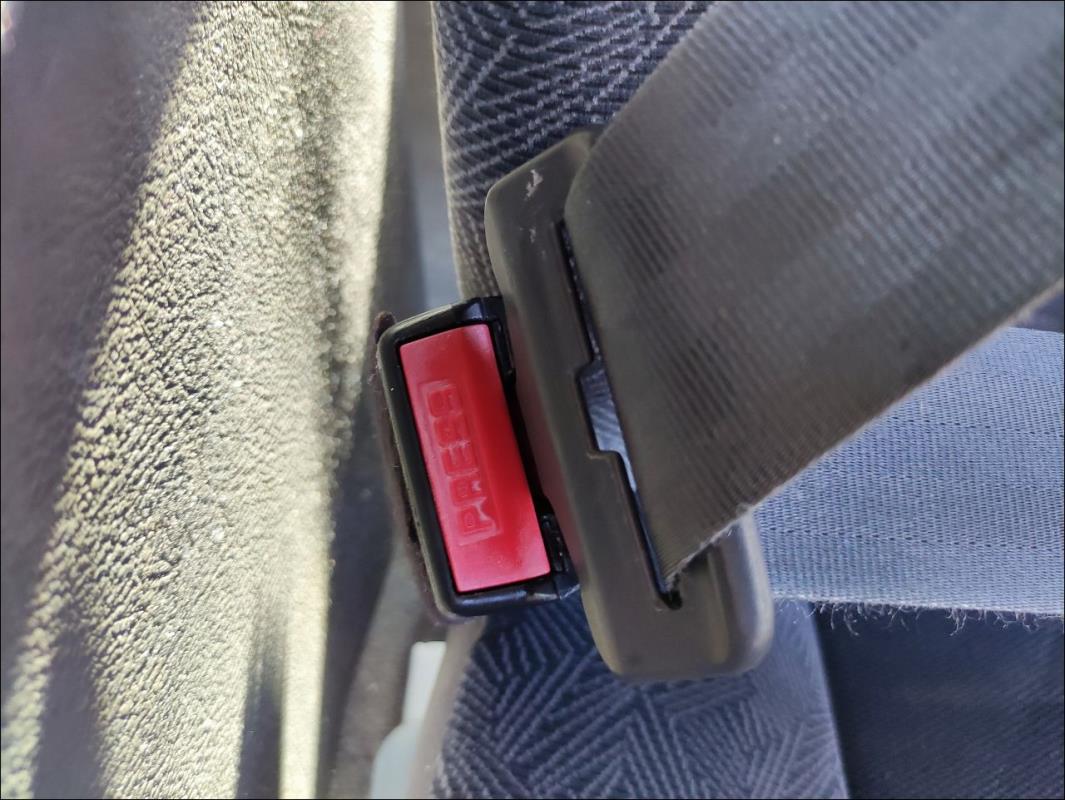Attache ceinture avant gauche