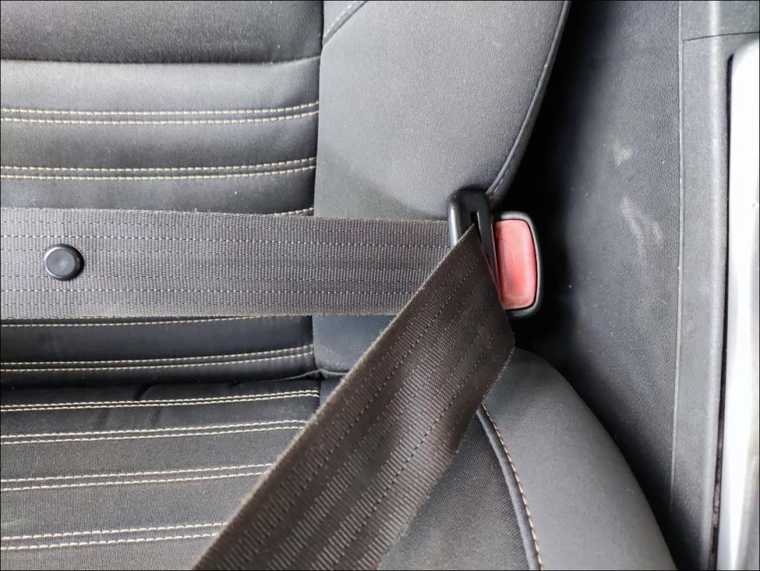 Attache ceinture avant gauche