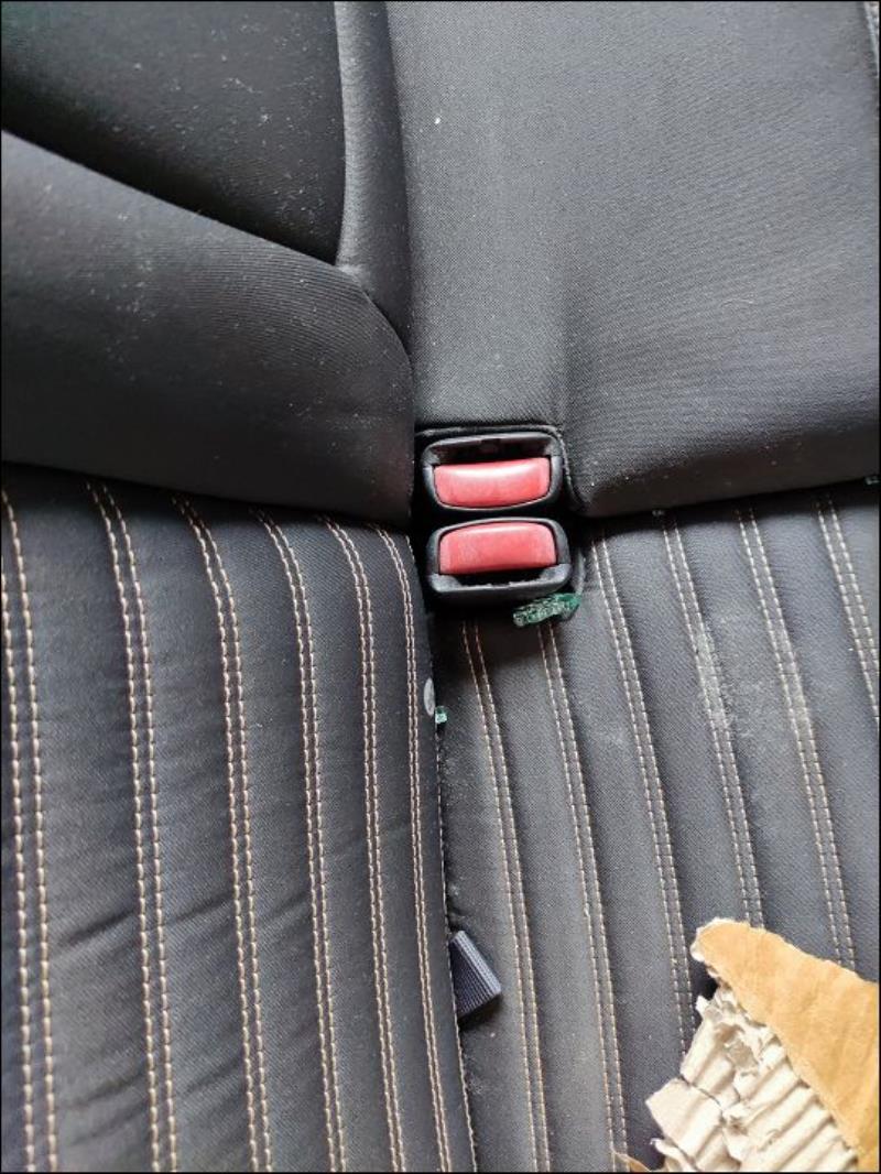 Attache ceinture arriere droit
