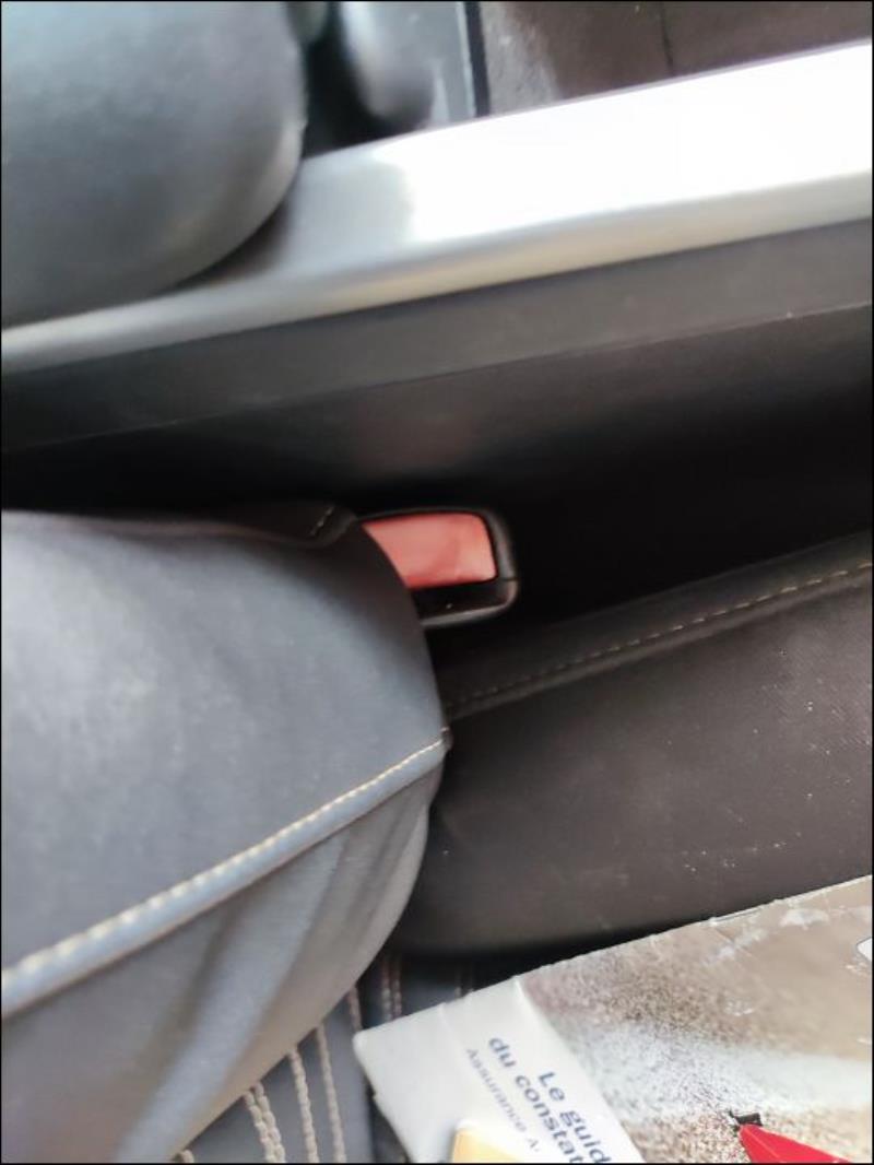 Attache ceinture avant droit