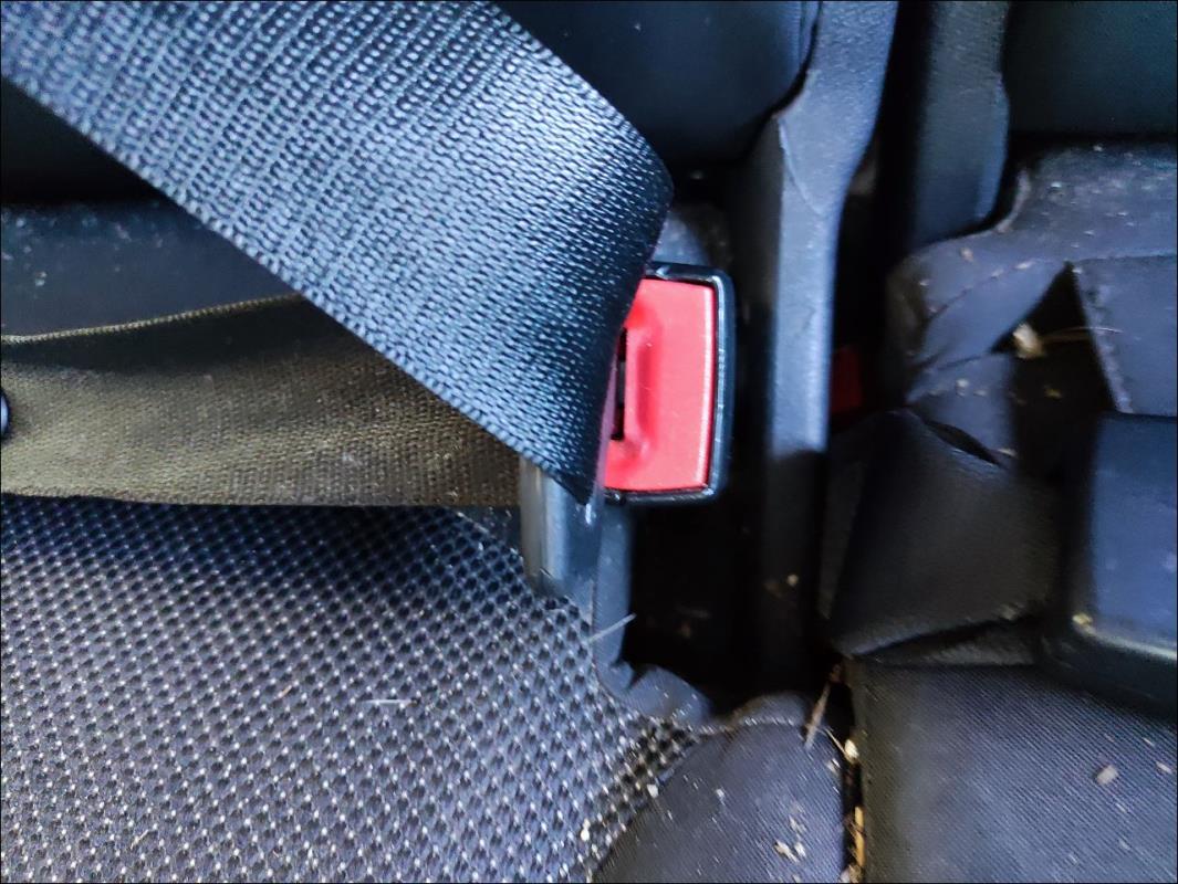Attache ceinture arriere droit