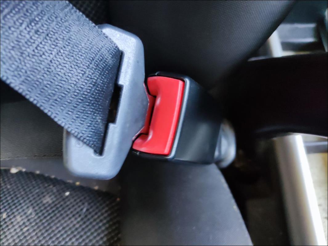 Attache ceinture avant droit