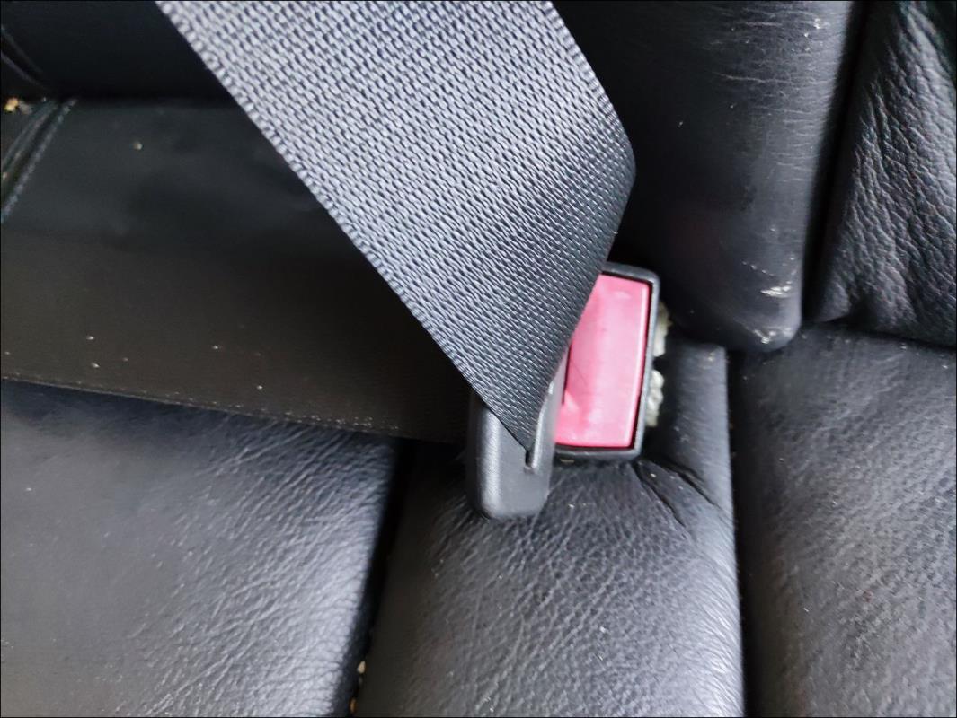 Attache ceinture arriere droit