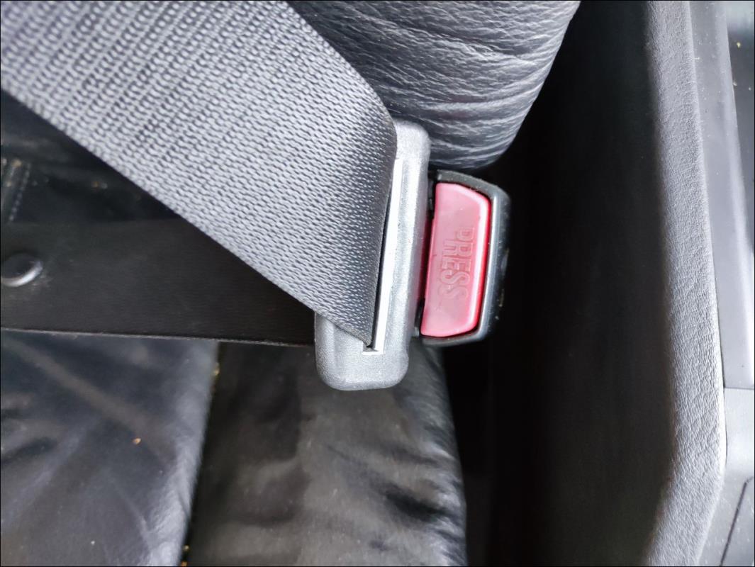 Attache ceinture avant droit