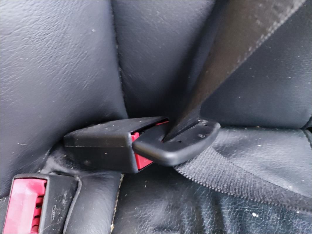 Attache ceinture arriere gauche
