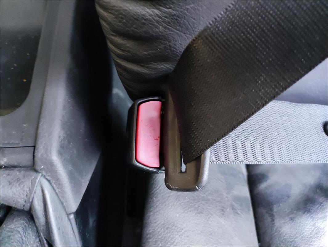 Attache ceinture avant gauche