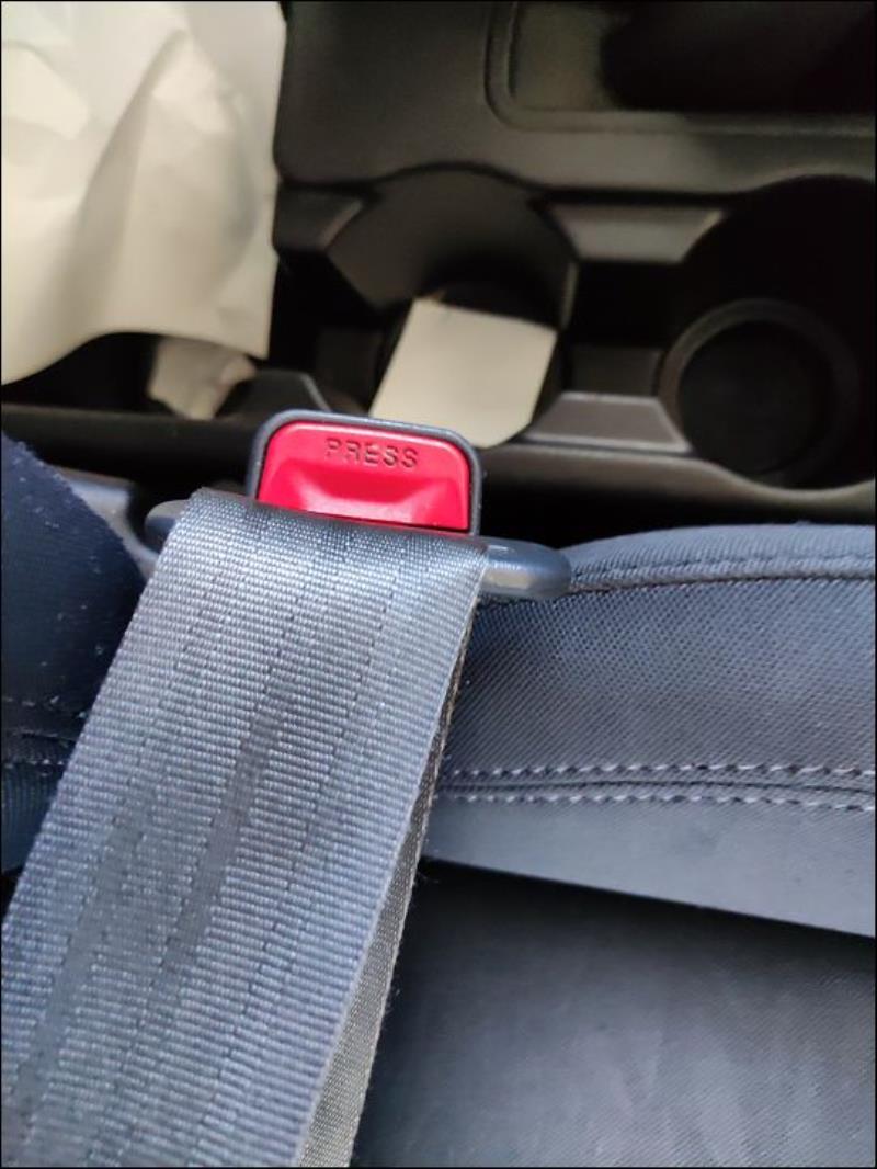 Attache ceinture avant droit