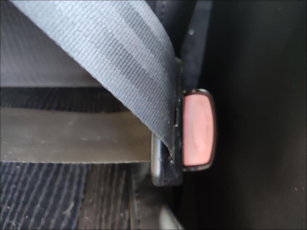 Attache ceinture avant droit