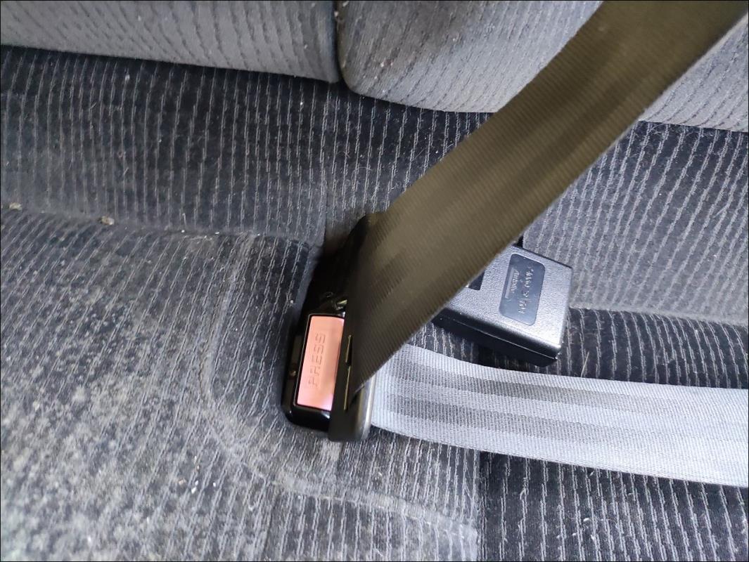 Attache ceinture arriere gauche