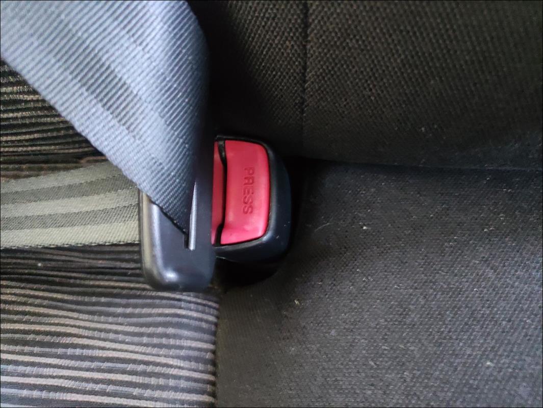 Attache ceinture arriere droit