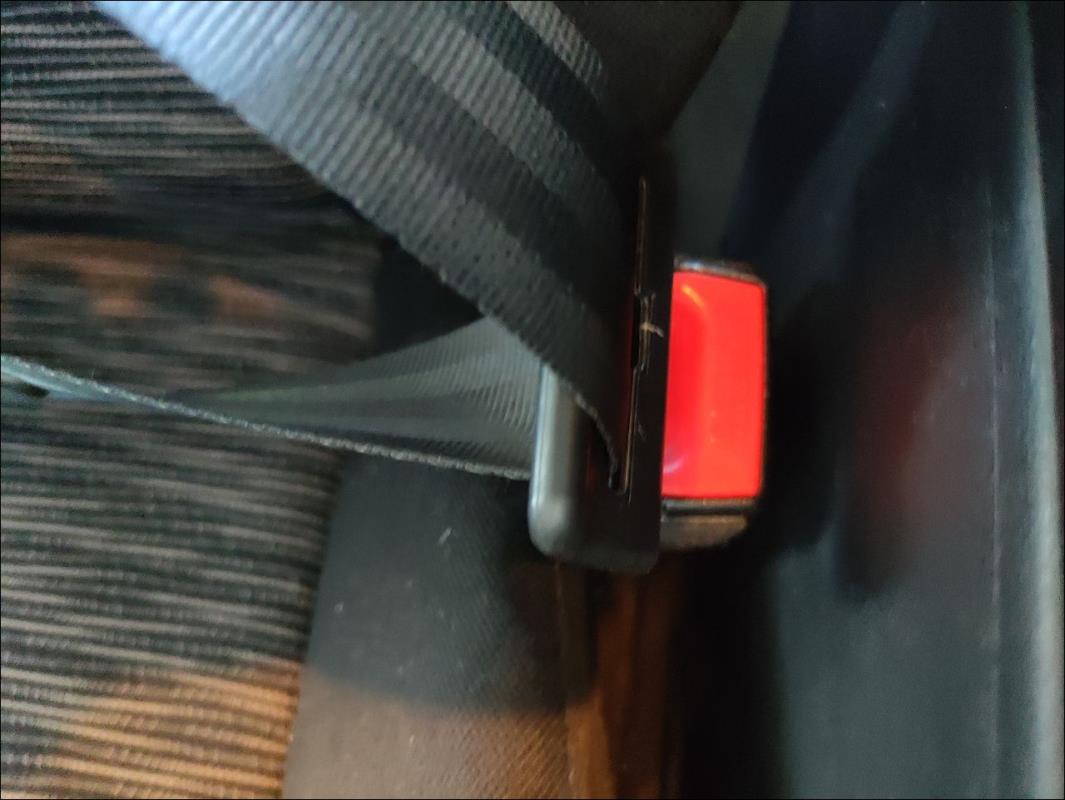 Attache ceinture avant droit