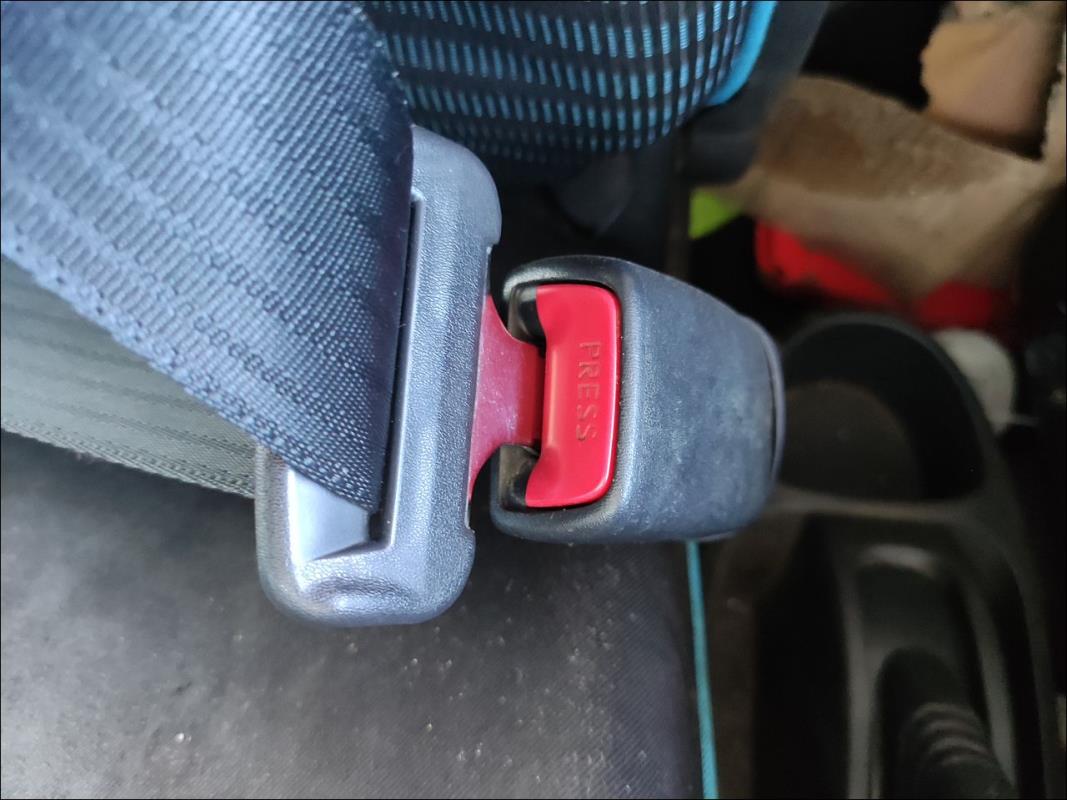 Attache ceinture avant droit