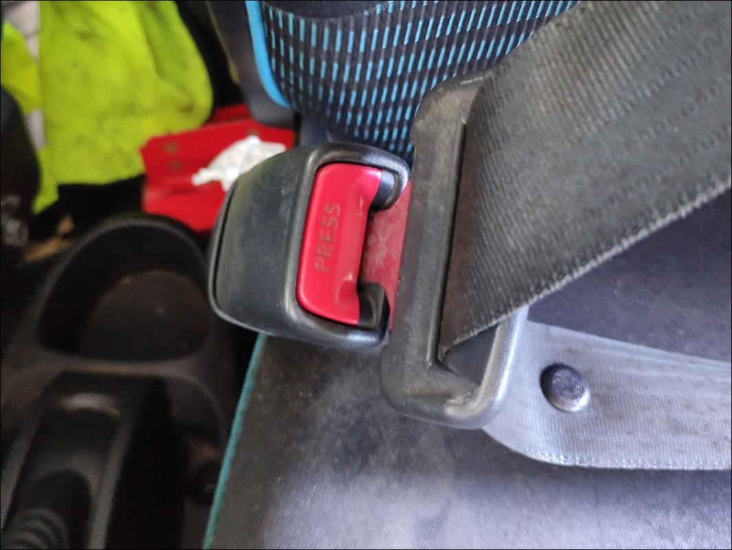 Attache ceinture avant gauche