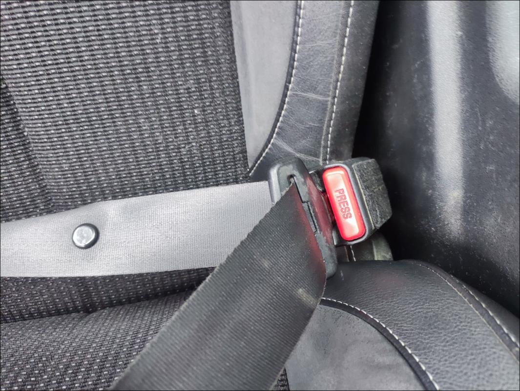 Attache ceinture avant gauche