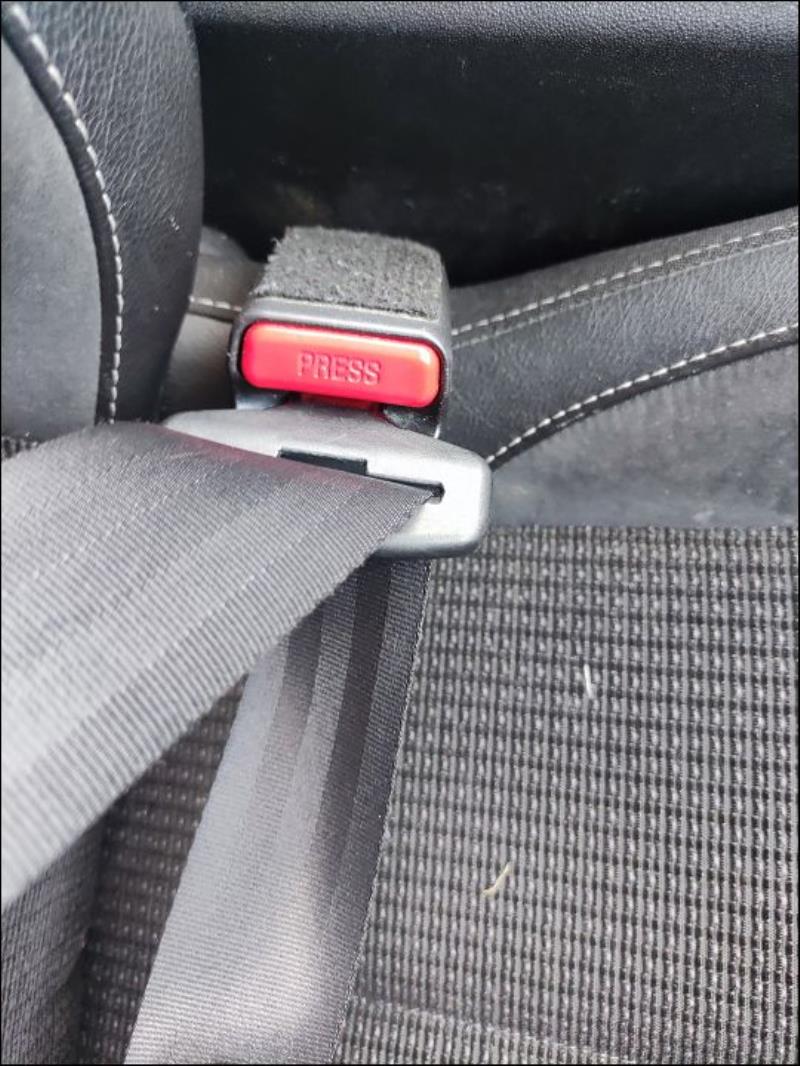 Attache ceinture avant droit