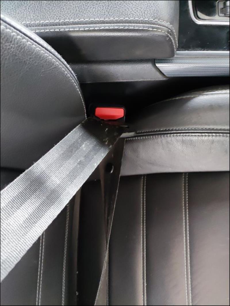 Attache ceinture avant droit