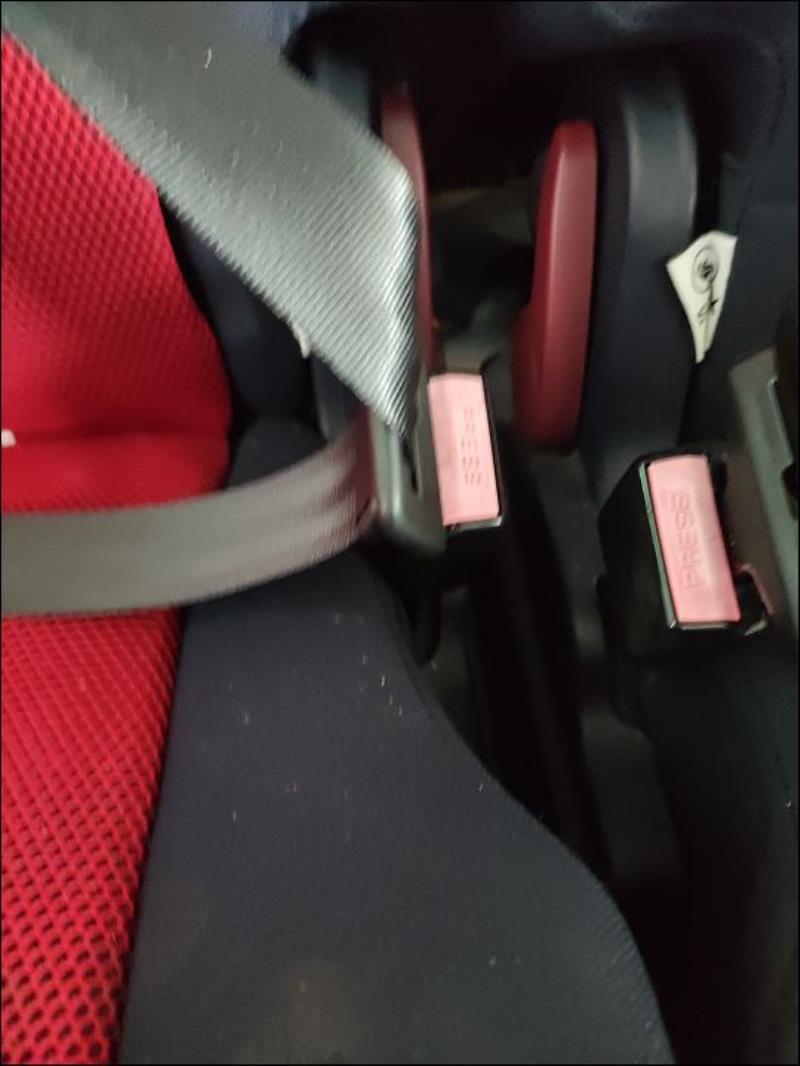 Attache ceinture arriere droit