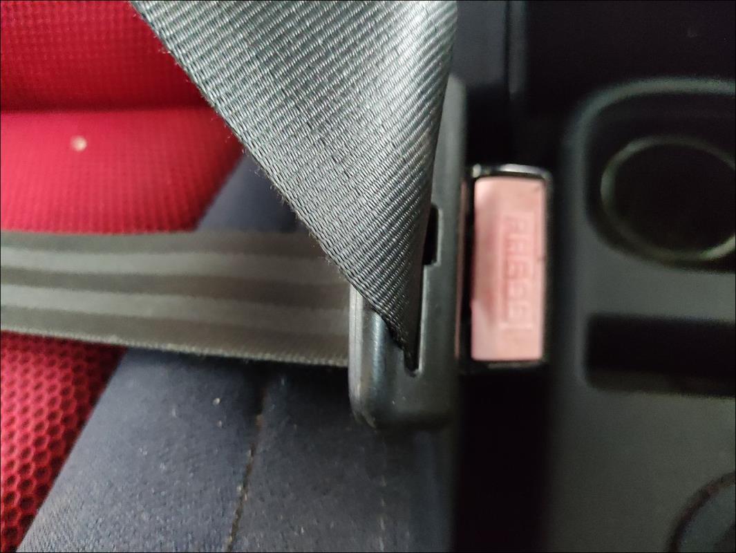 Attache ceinture avant droit