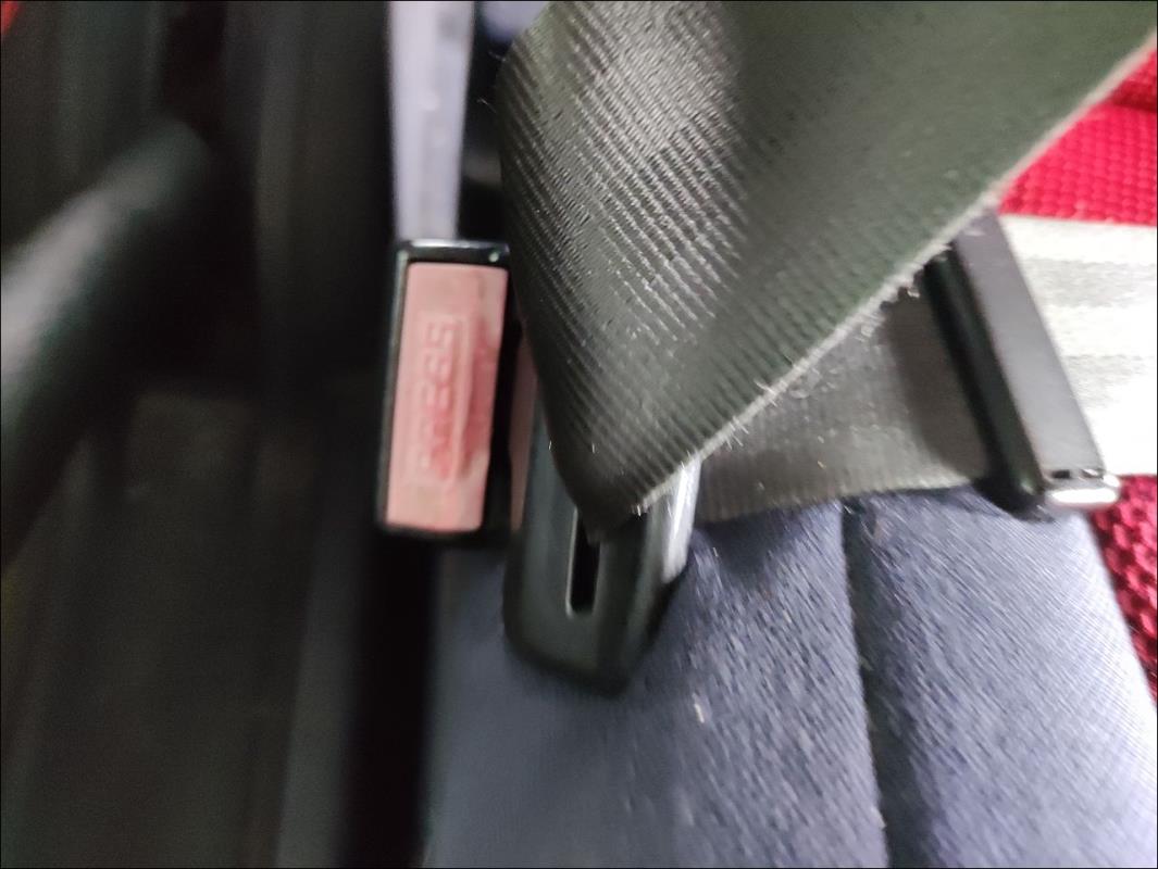 Attache ceinture avant gauche