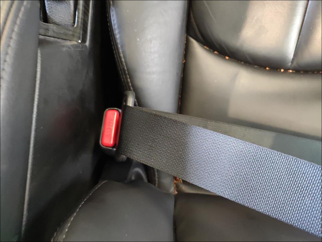 Attache ceinture avant droit