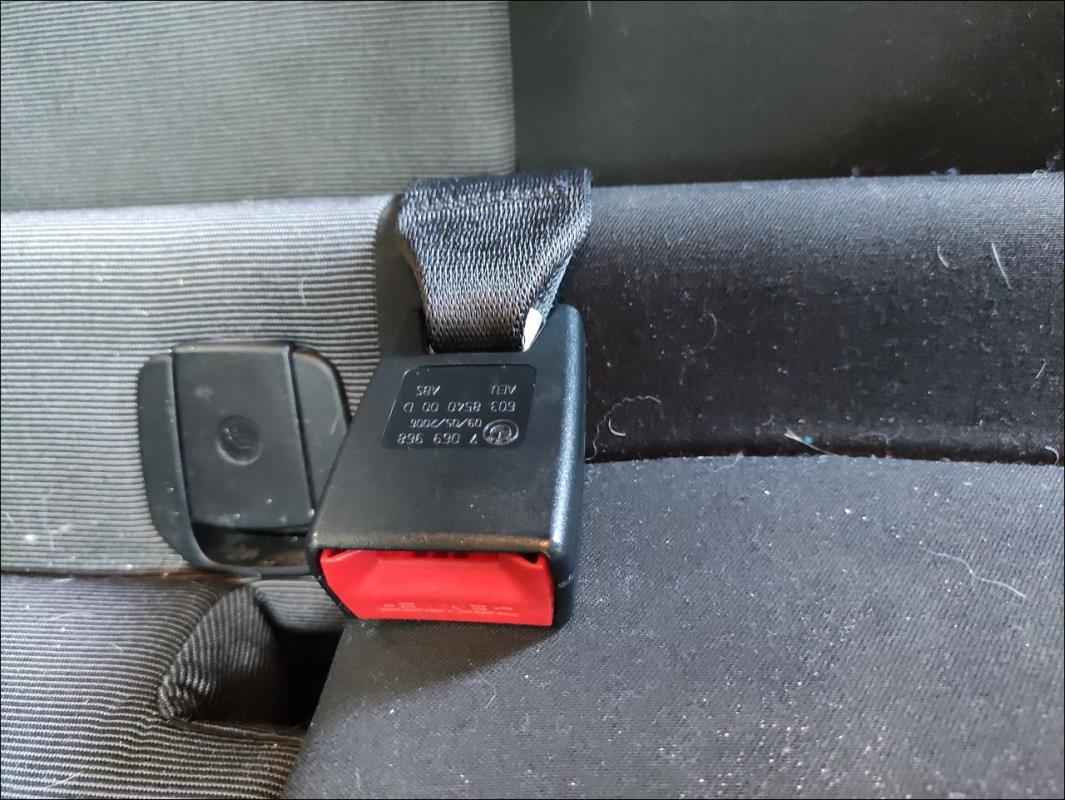 Attache ceinture arriere droit