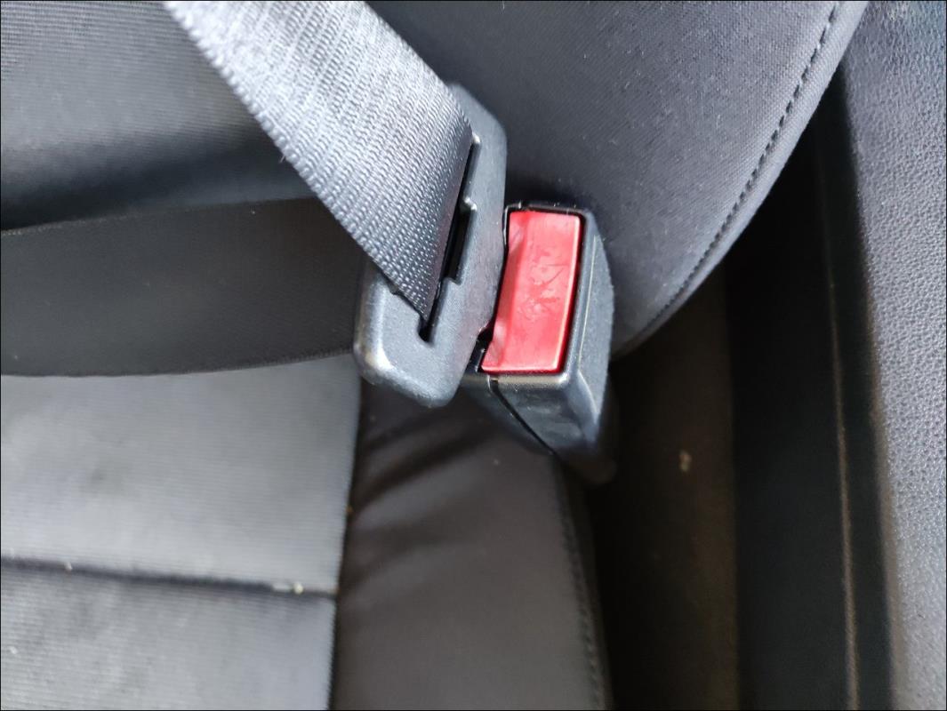 Attache ceinture avant droit