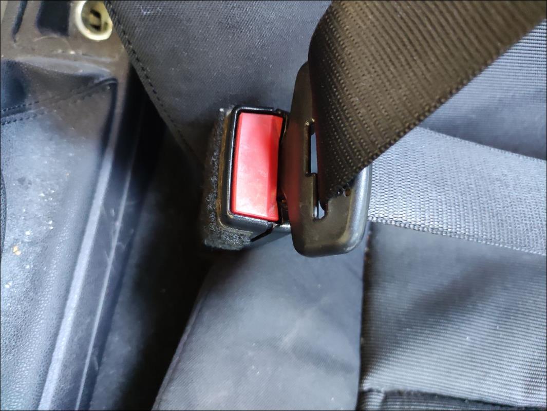 Attache ceinture avant gauche