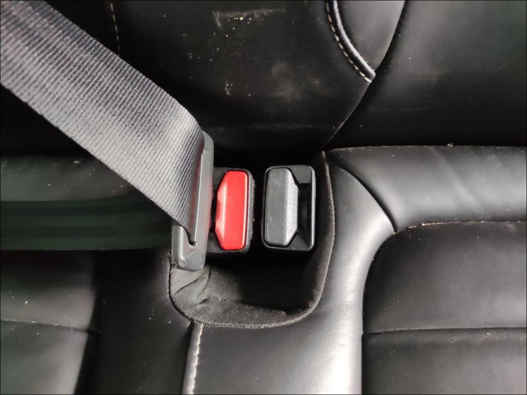 Attache ceinture arriere droit