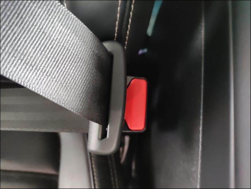 Attache ceinture avant droit