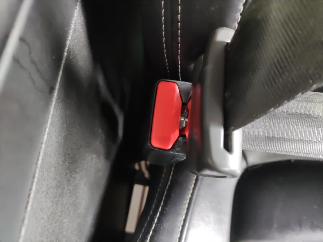 Attache ceinture avant gauche