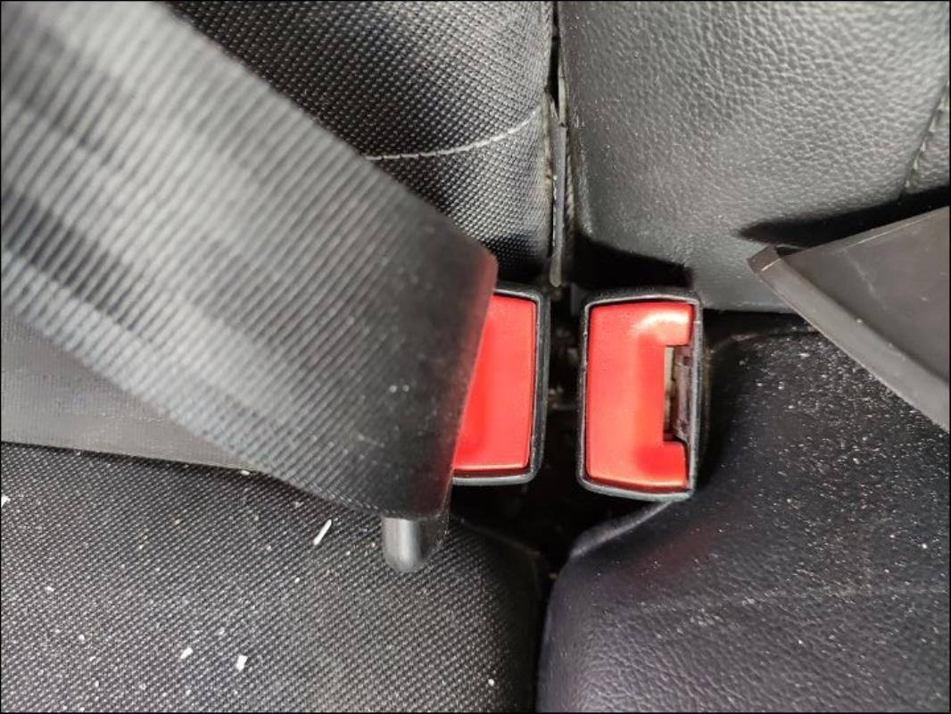 Attache ceinture arriere droit