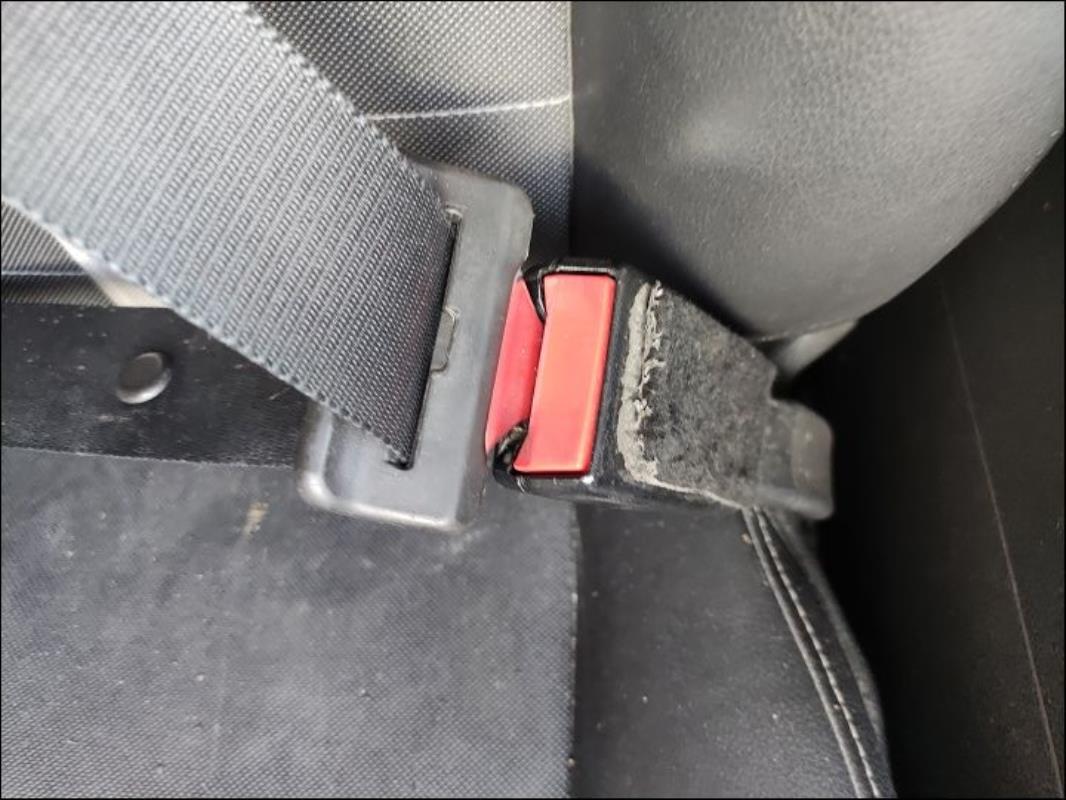 Attache ceinture avant droit