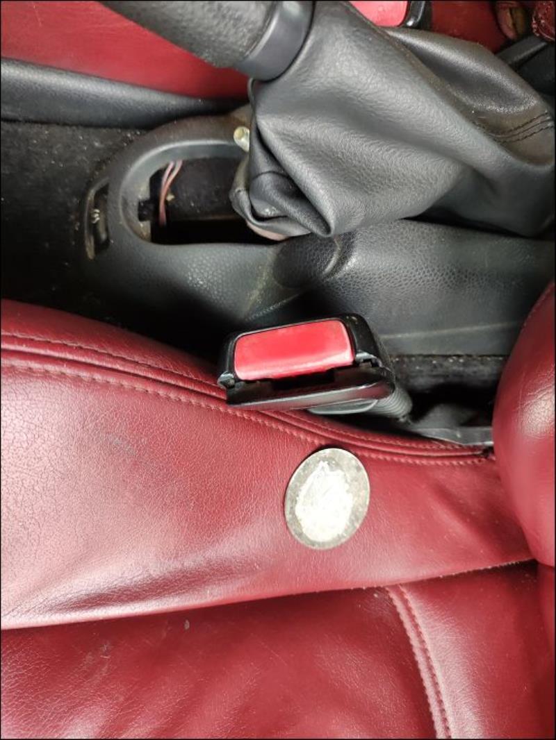 Attache ceinture avant gauche