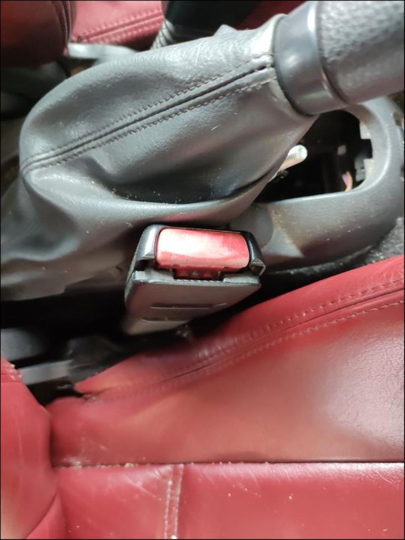 Attache ceinture avant droit