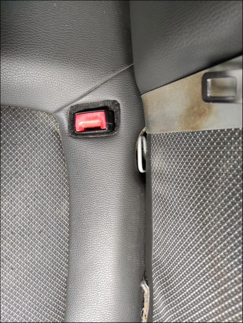 Attache ceinture arriere gauche