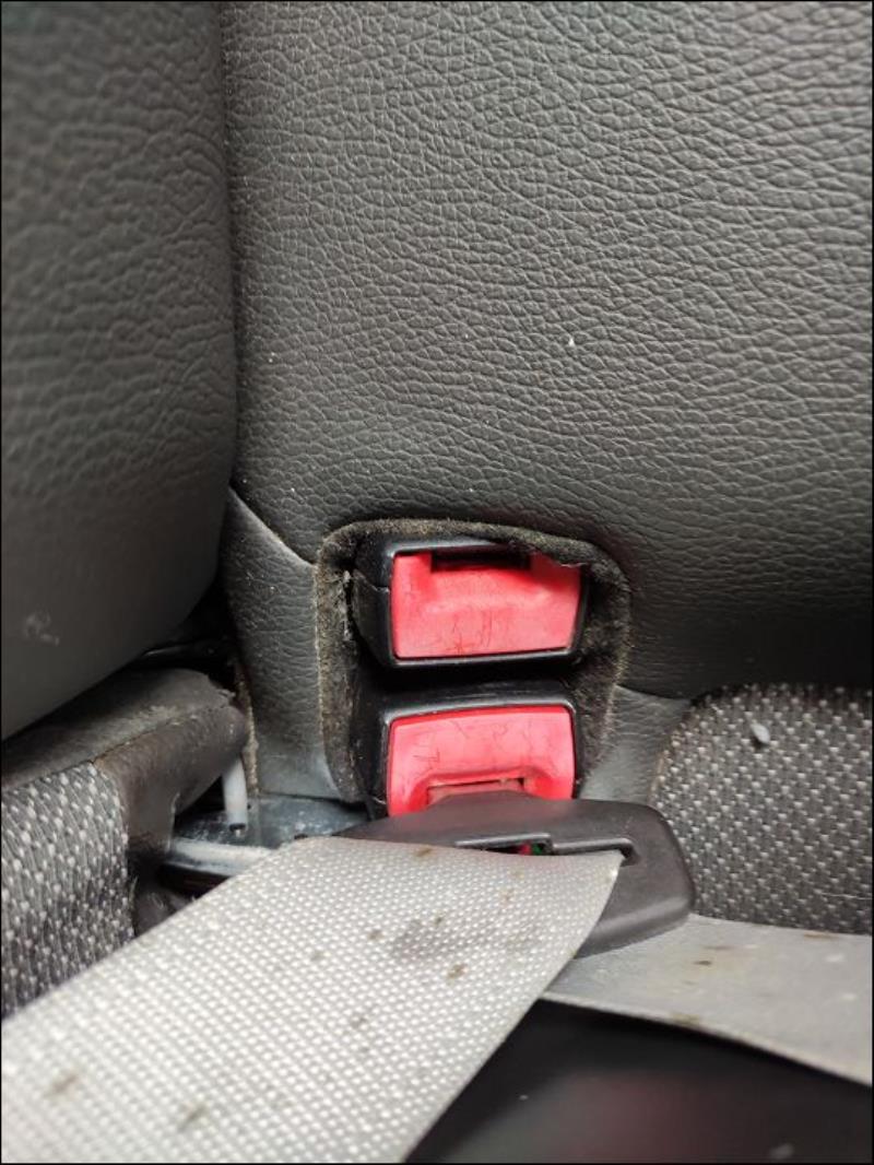Attache ceinture arriere droit