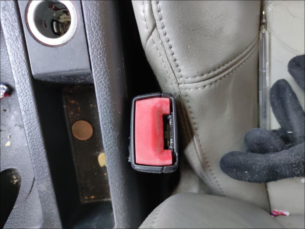 Attache ceinture avant droit