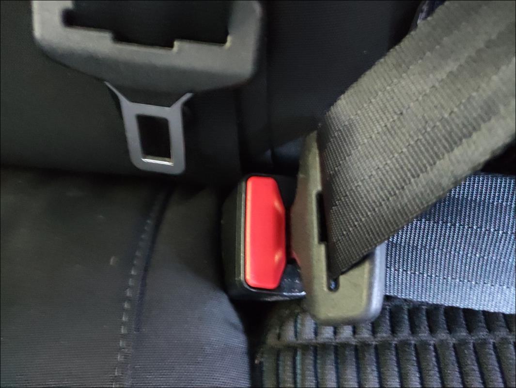 Attache ceinture arriere gauche