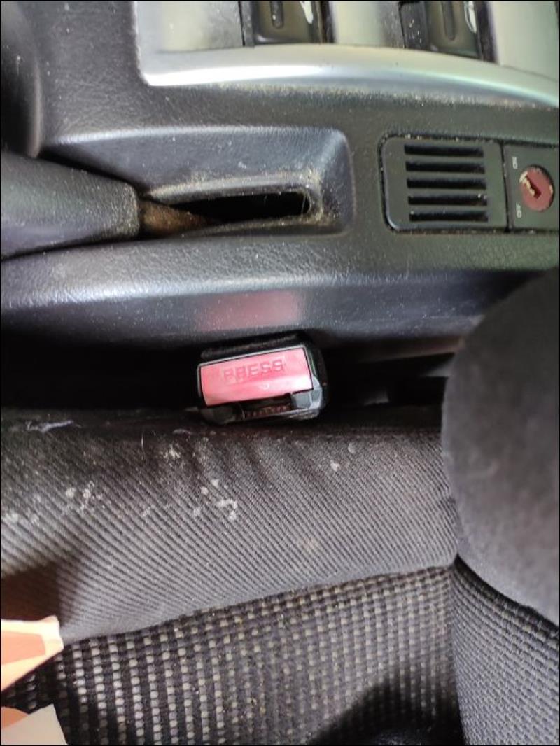 Attache ceinture avant gauche